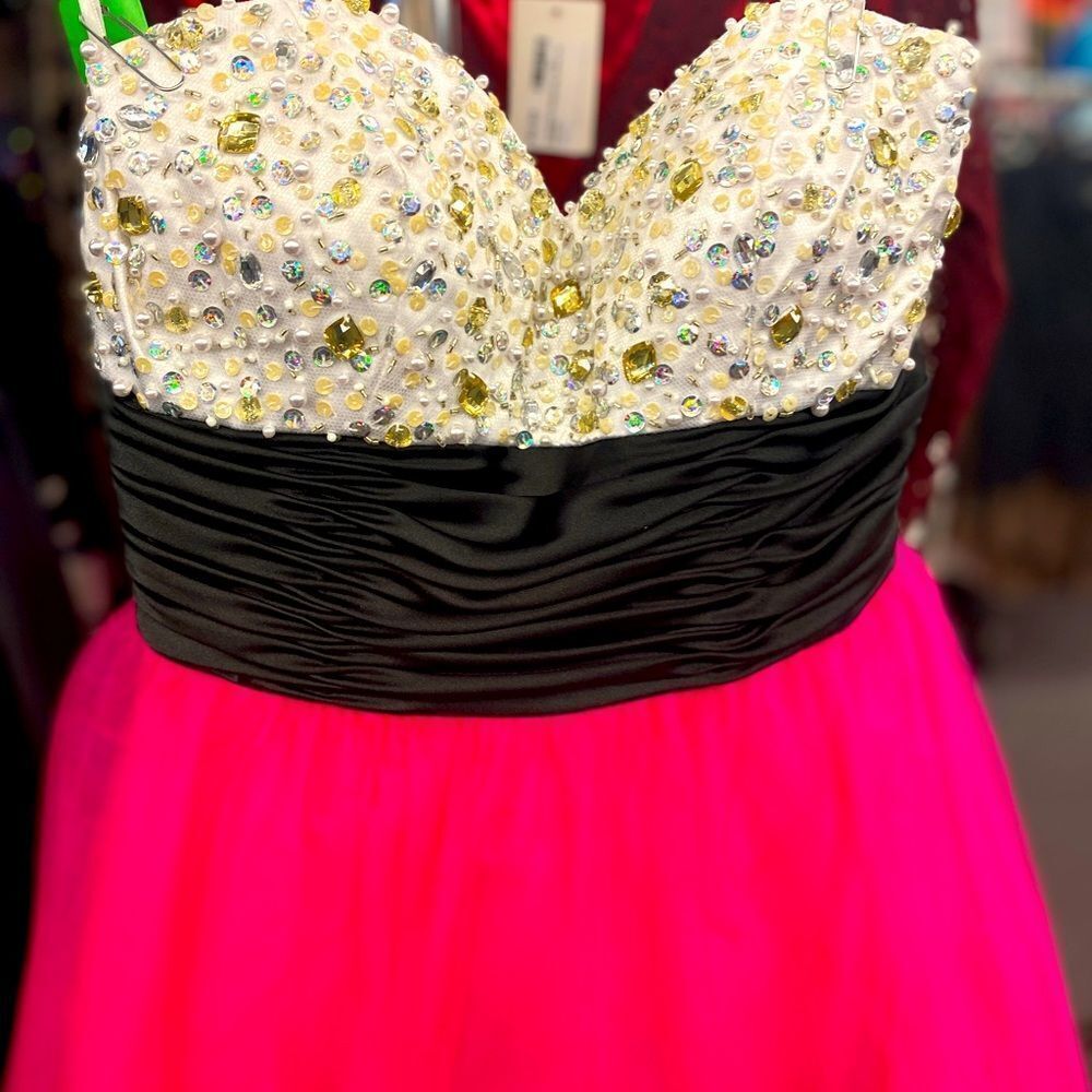 🛍️ Beyond ladies 4 white and hot pink Strapless formal dress